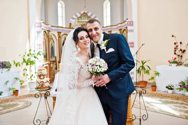 Verheugd Huwelijksfeest Paar Knuffelen Hun Ceremonie Van Het Huwelijk Kerk — Stockfoto