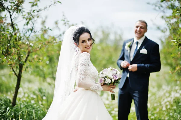 Favoloso Matrimonio Coppia Avendo Loro Tempo All Aperto Giardino Giorno — Foto Stock
