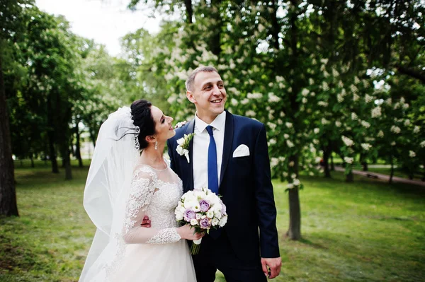 Preciosa Feliz Pareja Recién Casada Pie Parque Verde Día Boda —  Fotos de Stock