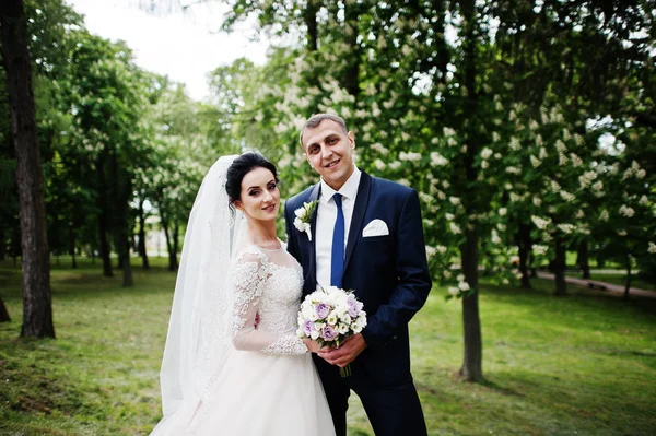 Prachtig Gelukkig Pas Getrouwd Paar Staande Groen Park Hun Trouwdag — Stockfoto