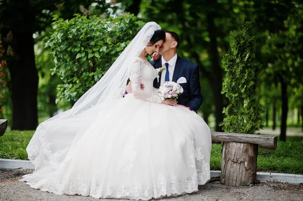 Nyligen Gift Par Sitter Parken Solig Sommar Bröllopsdagen — Stockfoto