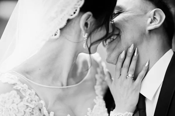 Photo Gros Plan Couple Mariage Assis Embrassant Dans Parc Photo — Photo