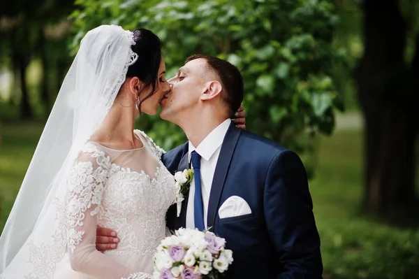 Close Foto Casal Casamento Sentado Beijando Parque — Fotografia de Stock