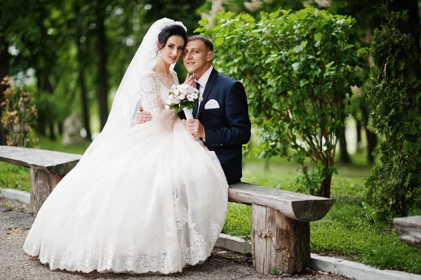 Pareja Recién Casada Sentada Parque Soleado Día Boda Verano —  Fotos de Stock