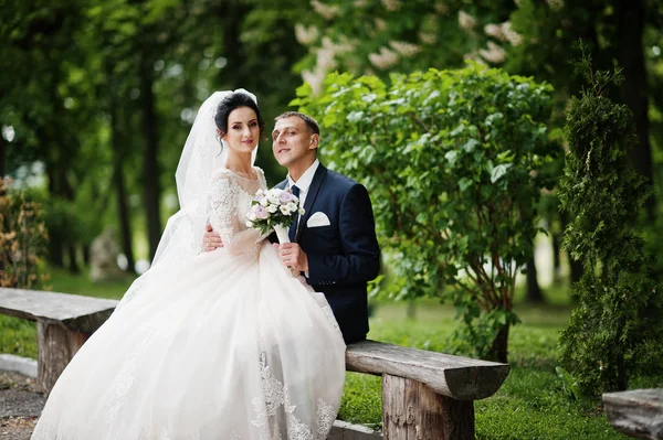 Frisch Verheiratetes Paar Sitzt Sonnigen Sommerhochzeitstag Park — Stockfoto