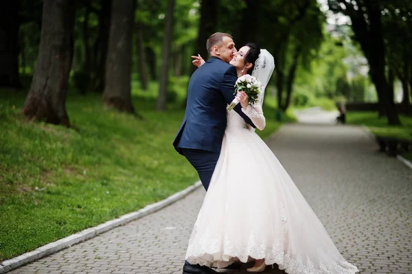 Романтическая Новобрачная Пара Танцует Парке День Своей Свадьбы — стоковое фото