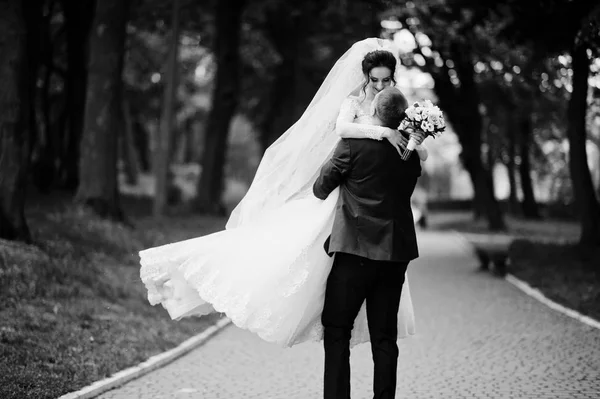 Romántica Pareja Recién Casada Bailando Parque Día Boda Foto Blanco —  Fotos de Stock