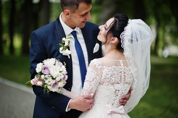 Nádherný Šťastný Novomanželský Pár Stojící Zeleném Parku Jejich Svatební Den — Stock fotografie