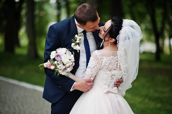 Preciosa Feliz Pareja Recién Casada Pie Parque Verde Día Boda —  Fotos de Stock