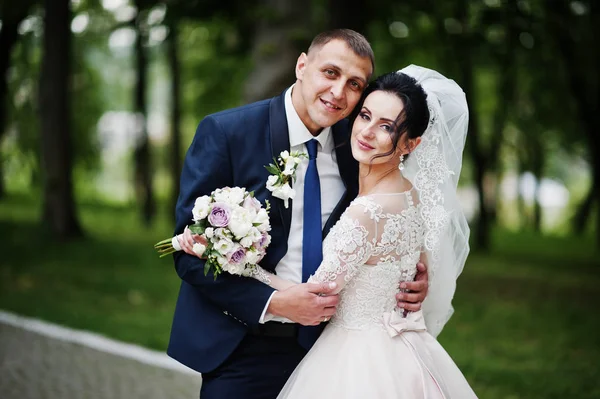 Wunderschönes Und Glückliches Frisch Verheiratetes Paar Steht Hochzeitstag Grünen Park — Stockfoto