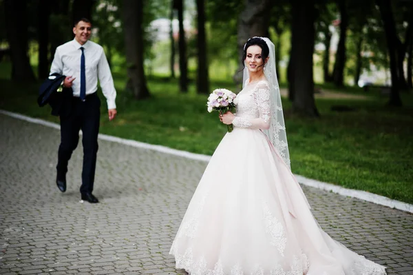 Bruiloft Paar Wandelen Genieten Van Zichzelf Het Park Een Mooie — Stockfoto