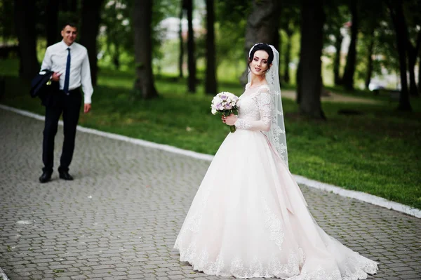 Wedding Couple Walking Enjoying Themselves Park Beautiful Day — Stock Photo, Image