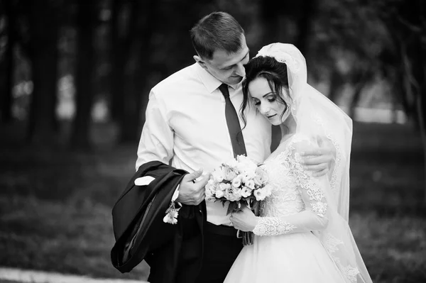 Hermosa Feliz Pareja Recién Casada Pie Parque Verde Día Boda —  Fotos de Stock