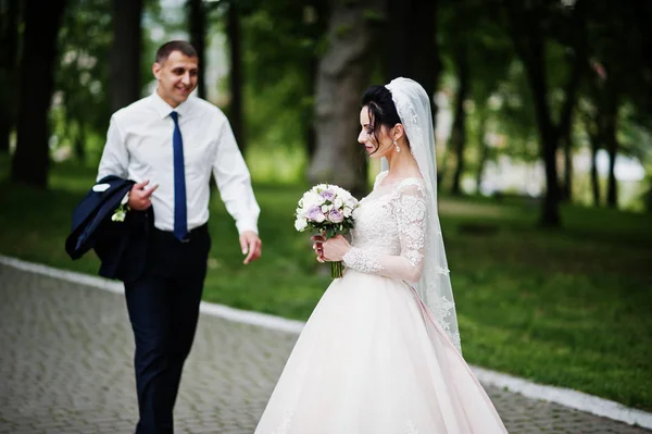 Wedding Couple Walking Enjoying Themselves Park Beautiful Day — Stock Photo, Image