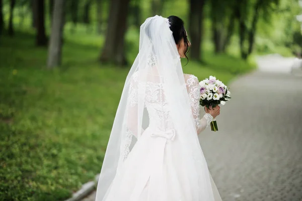 Portrait Une Belle Mariée Marchant Seule Dans Parc — Photo