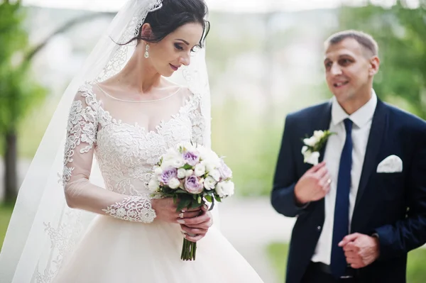 Preciosa Feliz Pareja Recién Casada Pie Parque Verde Día Boda —  Fotos de Stock