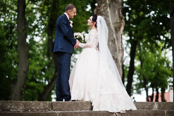 Lindo Feliz Casal Recém Casado Parque Verde Seu Dia Casamento — Fotografia de Stock