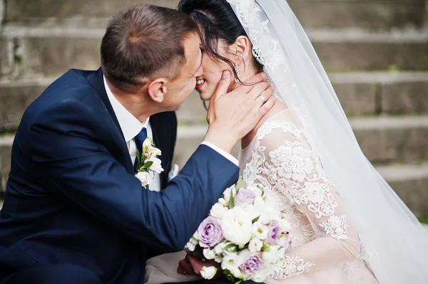 座っていると公園でキス結婚式のカップルのクローズ アップ写真 — ストック写真