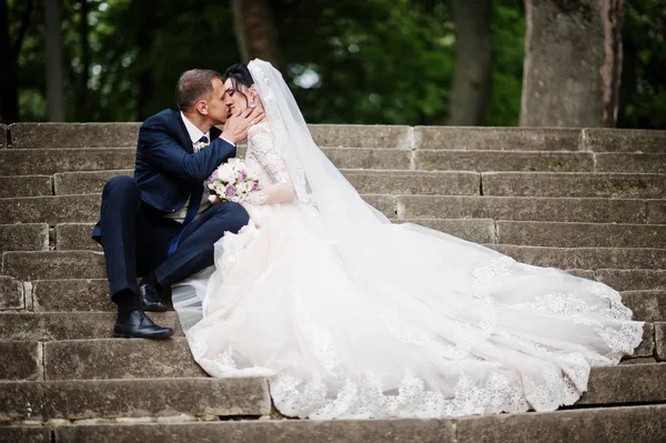 座っていると公園でキス結婚式のカップルのクローズ アップ写真 — ストック写真