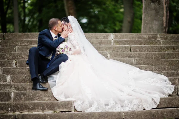 座っていると公園でキス結婚式のカップルのクローズ アップ写真 — ストック写真
