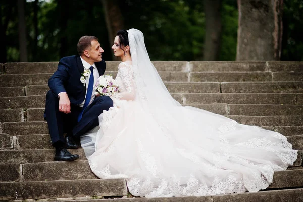 Nyligen Gift Par Sitter Parken Solig Sommar Bröllopsdagen — Stockfoto