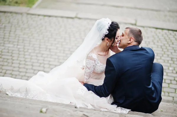 Close Foto Casal Casamento Sentado Beijando Parque — Fotografia de Stock