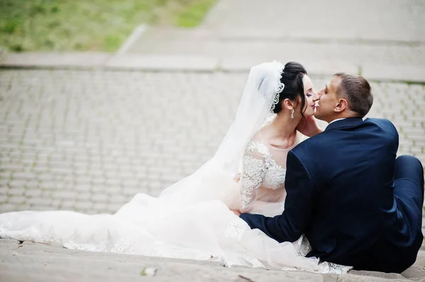 Close Foto Casal Casamento Sentado Beijando Parque — Fotografia de Stock