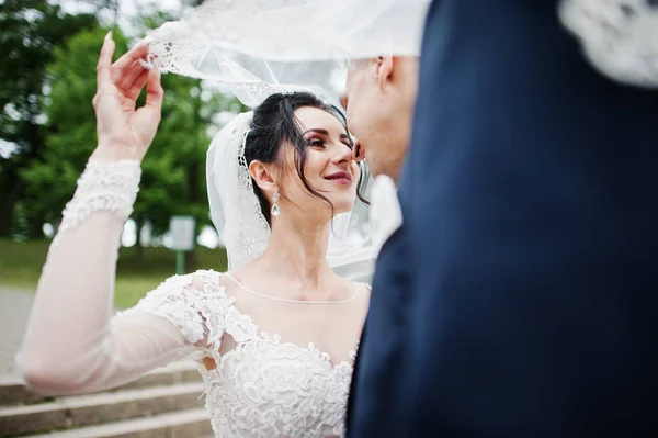 Fantastische Bruidspaar Knuffelen Het Park Bruids Sluier — Stockfoto