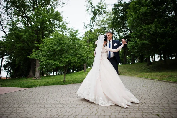 Romantický Novomanželé Tančí Parku Jejich Svatební Den — Stock fotografie