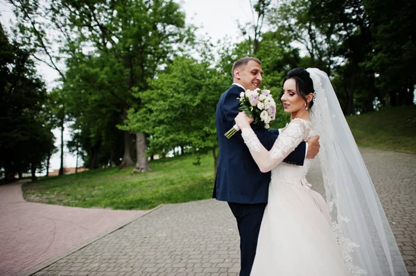 Romantisches Frisch Verheiratetes Paar Tanzt Hochzeitstag Park — Stockfoto