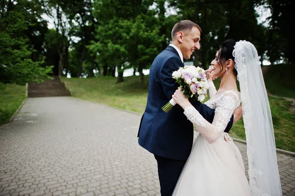 Romantiska Nygift Par Dans Parken Deras Bröllopsdag — Stockfoto