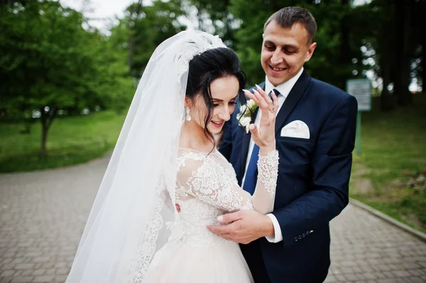 Lindo Feliz Casal Recém Casado Parque Verde Seu Dia Casamento — Fotografia de Stock