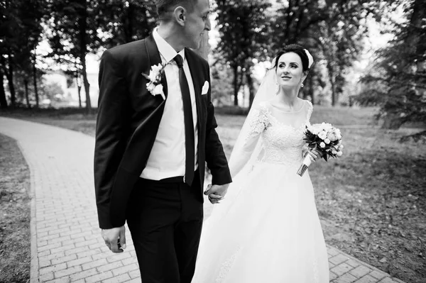 Svatební Pár Chůzi Baví Parku Krásný Den Černobílé Fotografie — Stock fotografie