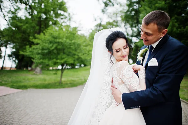 Superbe Heureux Couple Nouvellement Marié Debout Dans Parc Vert Jour — Photo