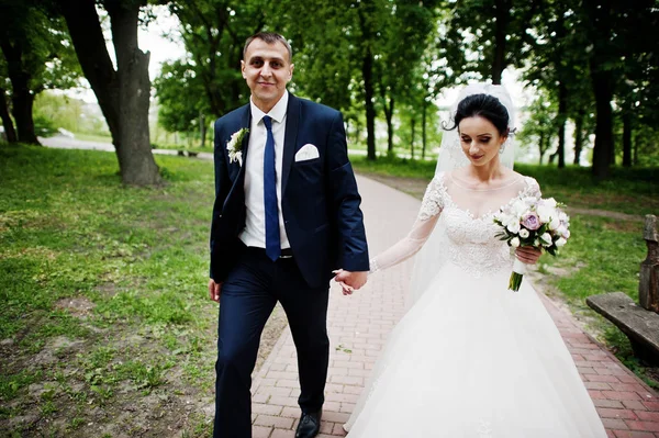 Wedding Couple Walking Enjoying Themselves Park Beautiful Day — Stock Photo, Image