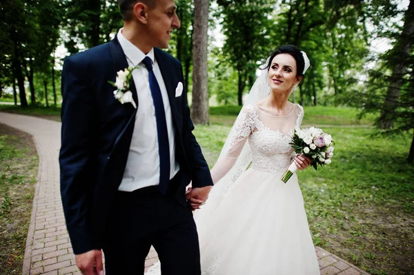 Bruiloft Paar Wandelen Genieten Van Zichzelf Het Park Een Mooie — Stockfoto