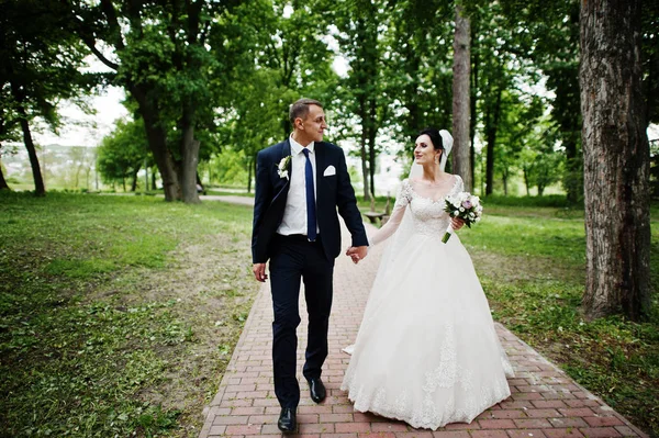 Свадебная Пара Гуляющая Наслаждающаяся Жизнью Парке Прекрасный День — стоковое фото