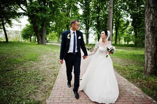 Boda Pareja Caminando Disfrutando Parque Hermoso Día —  Fotos de Stock