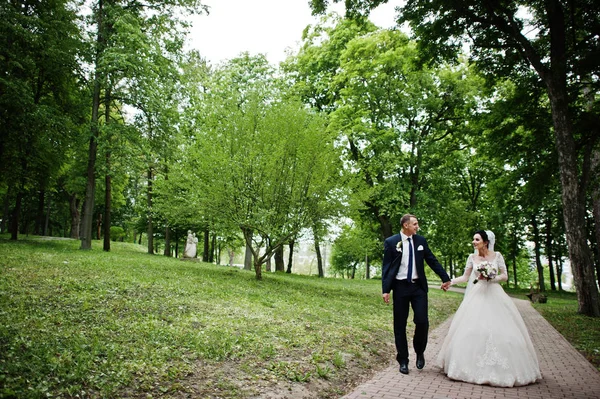 Esküvői Pár Gyaloglás Mulatnak Parkban Egy Szép Napon — Stock Fotó