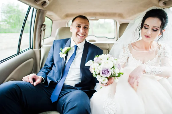 Fabulosa Pareja Boda Sentada Coche Antes Ceremonia —  Fotos de Stock