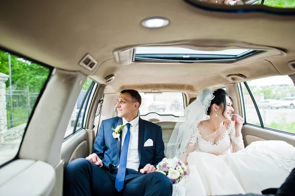 Fabulous Wedding Couple Sitting Car Ceremony — Stock Photo, Image