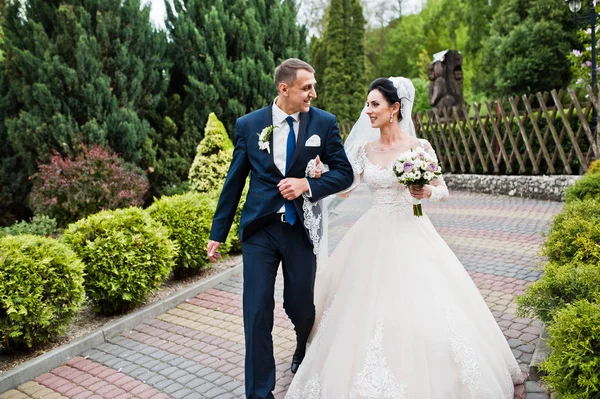 Casal Recém Casado Andando Parque Dia Ensolarado Casamento Verão — Fotografia de Stock