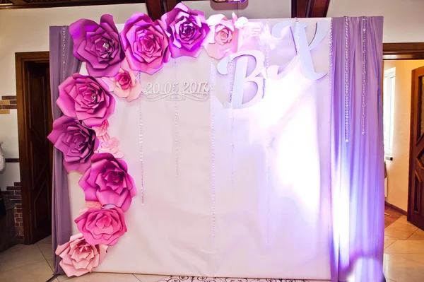 Wall Deocrated Wedding Couple Initials Big Pink Purple Flowers Curtains — Stock Photo, Image