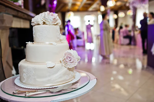 Delicious White Beige Wedding Cake Decorated Flowers Standing Table Restaurant — Stock Photo, Image