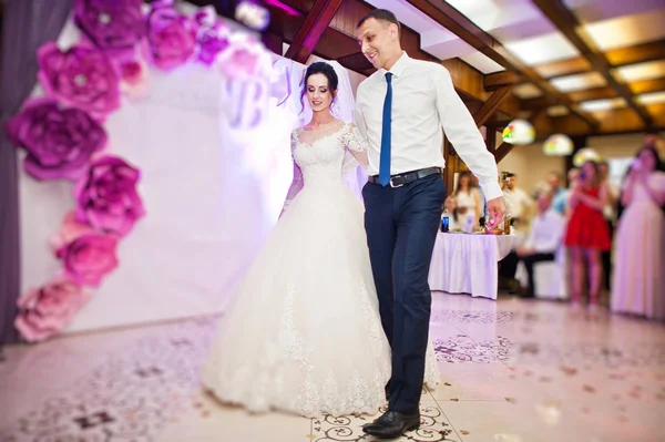 Casal Feliz Realizando Sua Primeira Dança Restaurante Frente Dos Convidados — Fotografia de Stock
