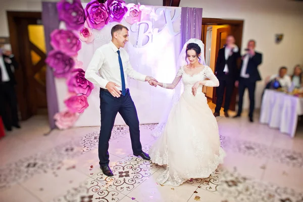 Casal Feliz Realizando Sua Primeira Dança Restaurante Frente Dos Convidados — Fotografia de Stock