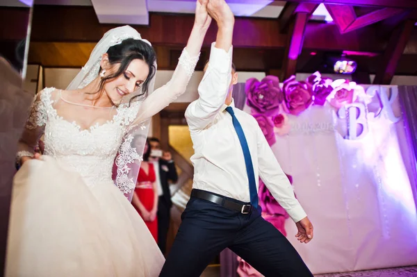 Счастливая Свадебная Пара Исполняет Свой Первый Танец Ресторане Перед Гостями — стоковое фото