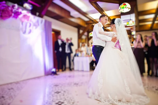 客の前でレストランで彼らの最初のダンスを実行する幸せな結婚式のカップル — ストック写真