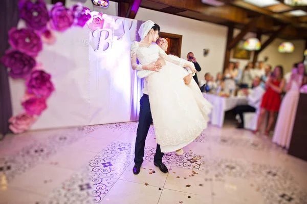 客の前でレストランで彼らの最初のダンスを実行する幸せな結婚式のカップル — ストック写真