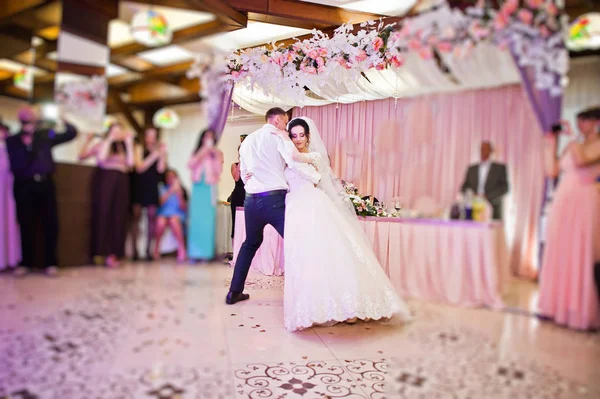 客の前でレストランで彼らの最初のダンスを実行する幸せな結婚式のカップル — ストック写真